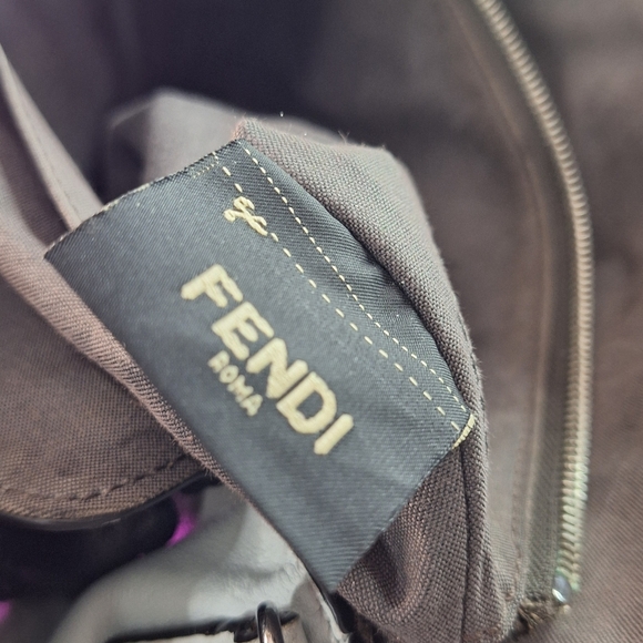 Gray Satchel with Smooth Material and Versatile Straps